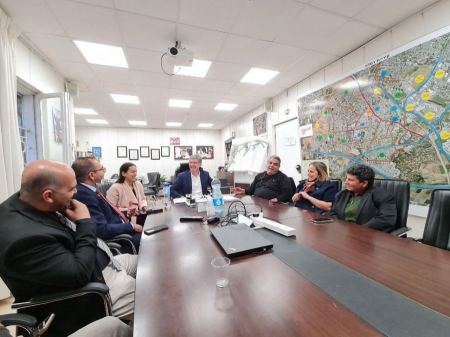 رئيس بلدية الرملة ميخائيل فيدال يكرم المربي ميخائيل فانوس